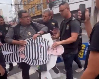 Fiscais do TRE recolhem boneco de Lula durante manifestação em São Gonçalo; motivo da retirada ainda não foi esclarecido