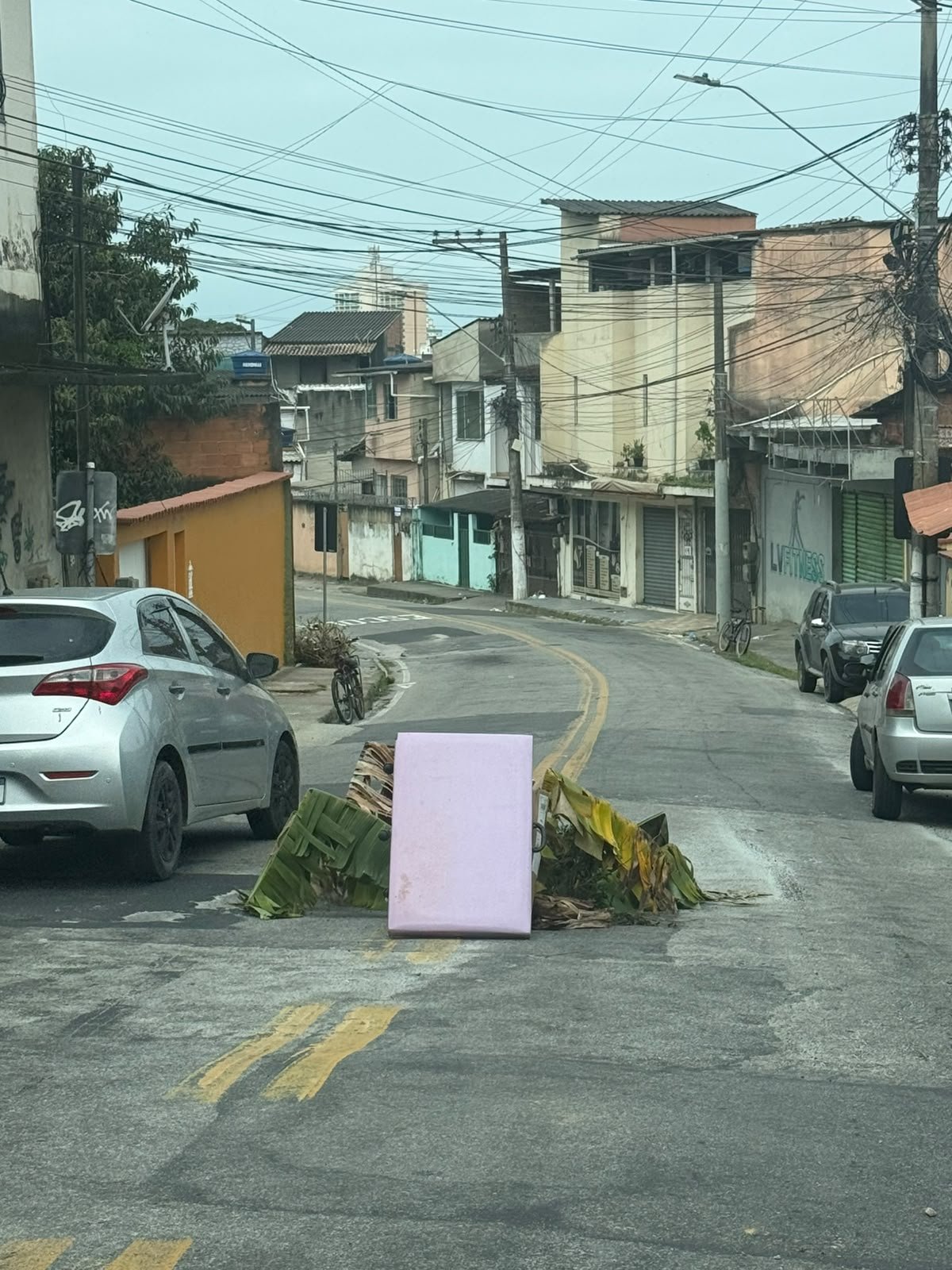 Macaé - Buraco na Rua Alfredo Lira preocupa moradores e coloca pedestres e motoristas em risco