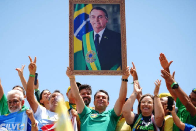 Quaest aponta maior migração de eleitores de Cury, Renan e Caiado para Flávio Bolsonaro em eventual 2º turno
