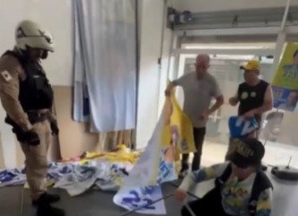 Materiais de campanha de Coronel Cláudia são destruídos no Centro de Belo Horizonte