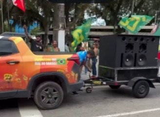 Flagrante em Macaé: veículo com identificação do Sindipetro-NF e carretinha de som é apontado em passeata pró-Lula