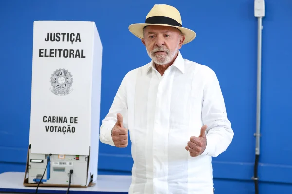 Após revés no primeiro turno, Lula reorganiza campanha e traça estratégia para tentar reverter vantagem de Flávio Bolsonaro