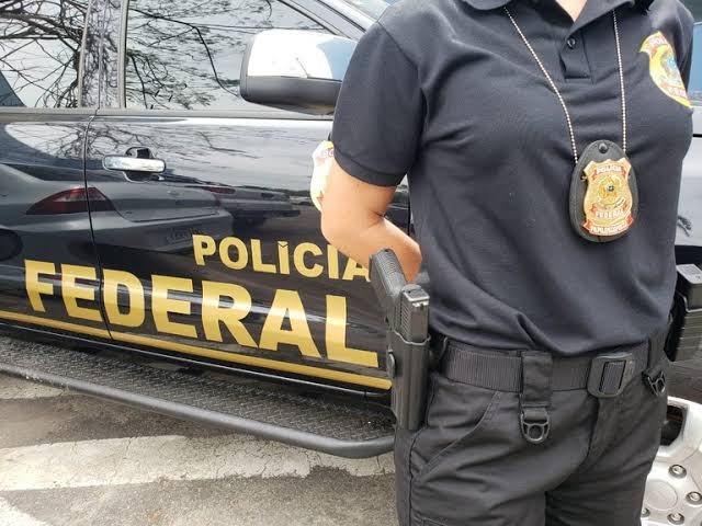 PF intercepta veículo após perseguição em Fortaleza; relatos apontam apreensão superior a R$ 10 milhões