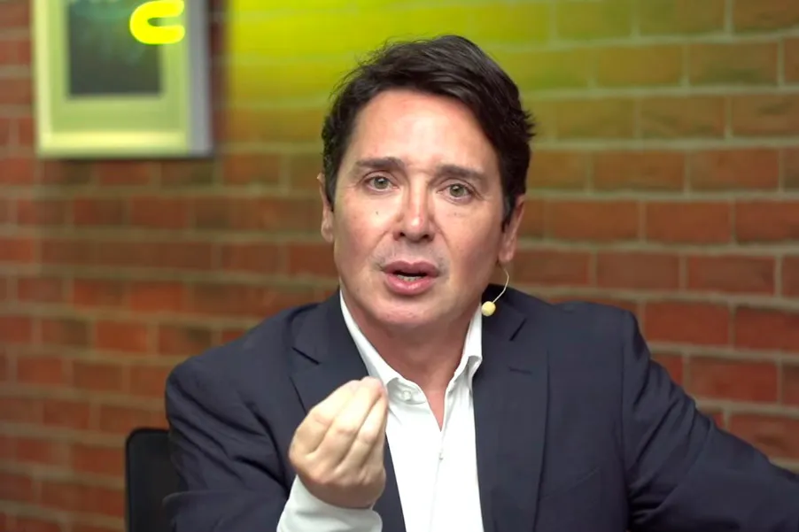 Cláudio Dantas questiona Kassab e levanta suspeita sobre estratégia eleitoral da chapa de Caiado