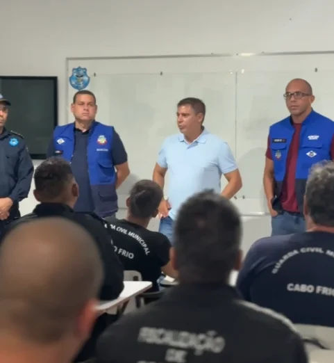 Prefeito de Cabo Frio, Dr. Serginho, reúne segurança pública após cenas de agressões na Praia do Forte e diz: “Não quero que isso se repita novamente”