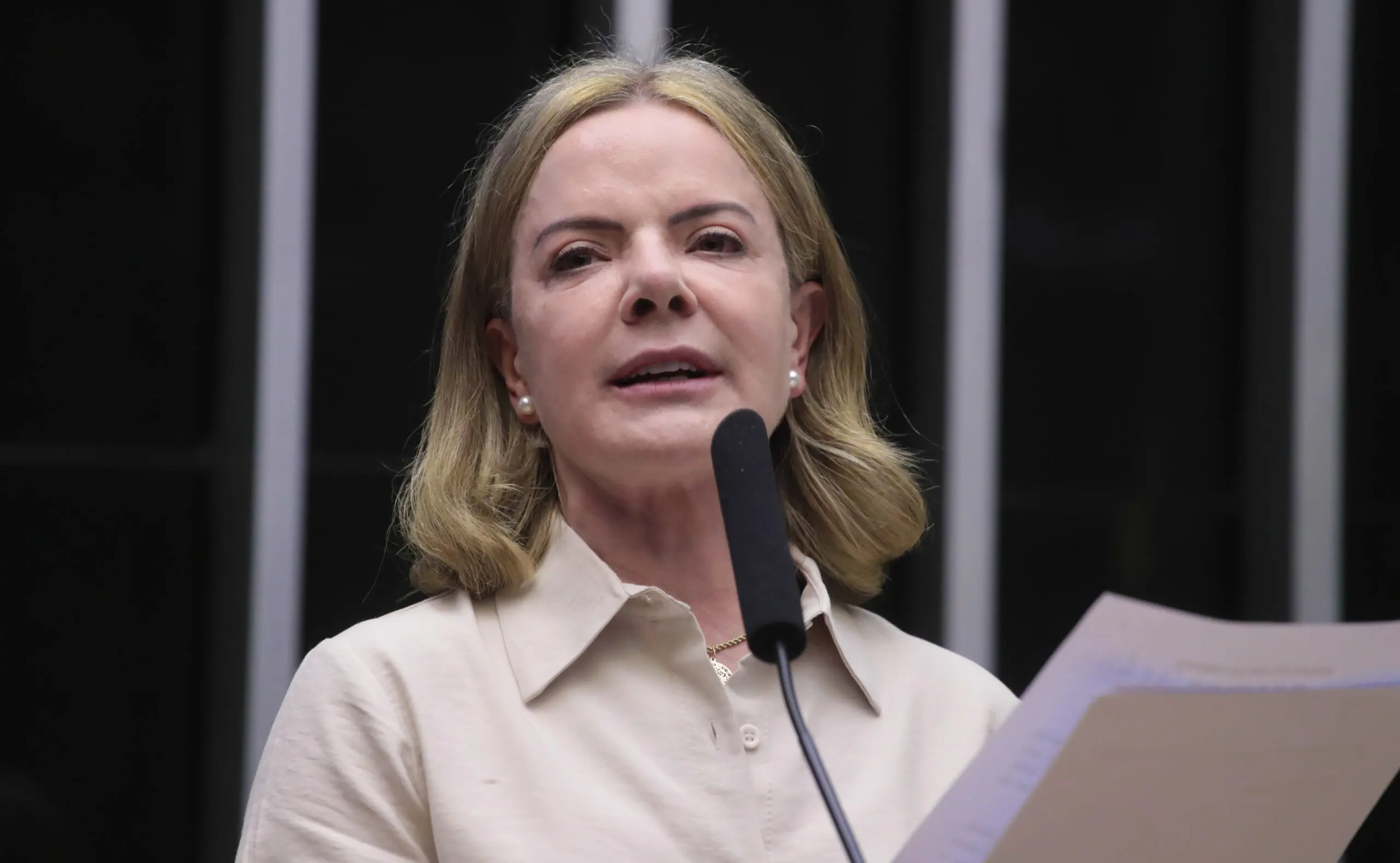 Em meio a escândalo do INSS, Gleisi indica que governo focará em fim da escala 6×1 no Congresso