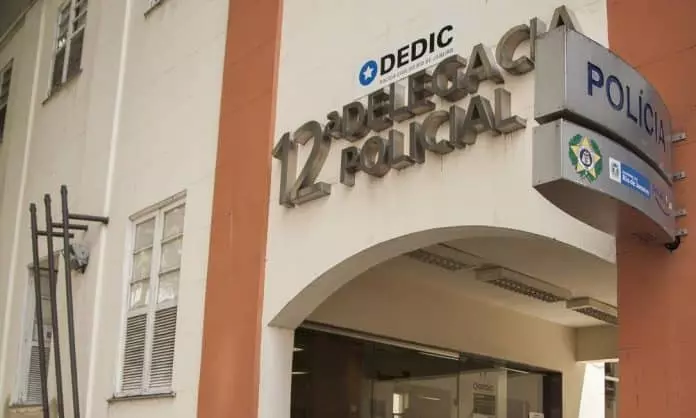 Quatro homens são indiciados por estupro coletivo contra adolescente de 17 anos
