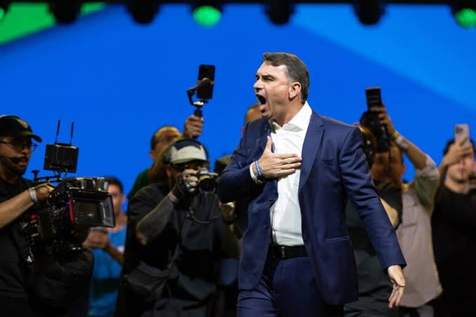 Flávio Bolsonaro abre ampla vantagem sobre Lula no Paraná, aponta pesquisa Quaest