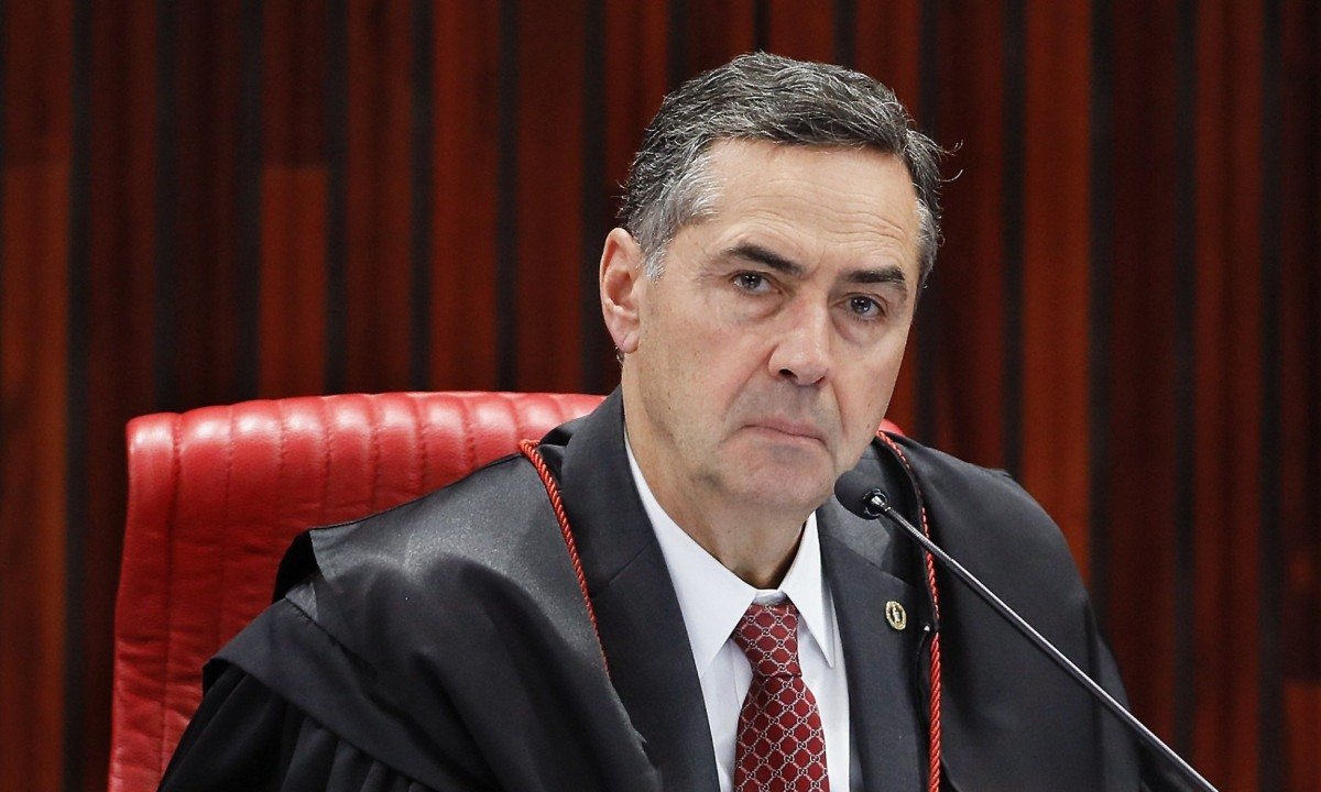 Barroso diz que seria ‘desejável’ julgar Bolsonaro ainda este ano