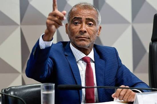 Reeleito com votos da direita, Romário deixa o PL e anuncia apoio a candidato apoiado pela esquerda no Rio