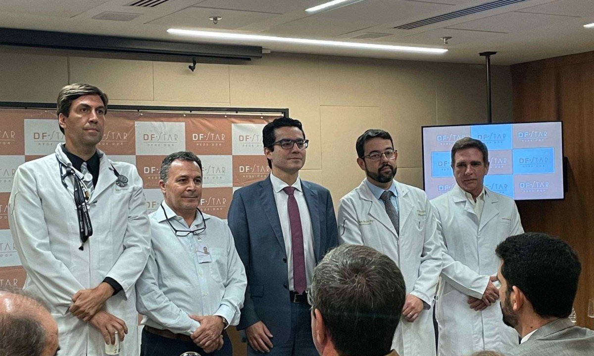 Bolsonaro está acordado e conversando, diz equipe médica