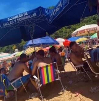 Cobrança por espaço na areia revolta turistas em Balneário Camboriú e reacende debate sobre privatização das praias
