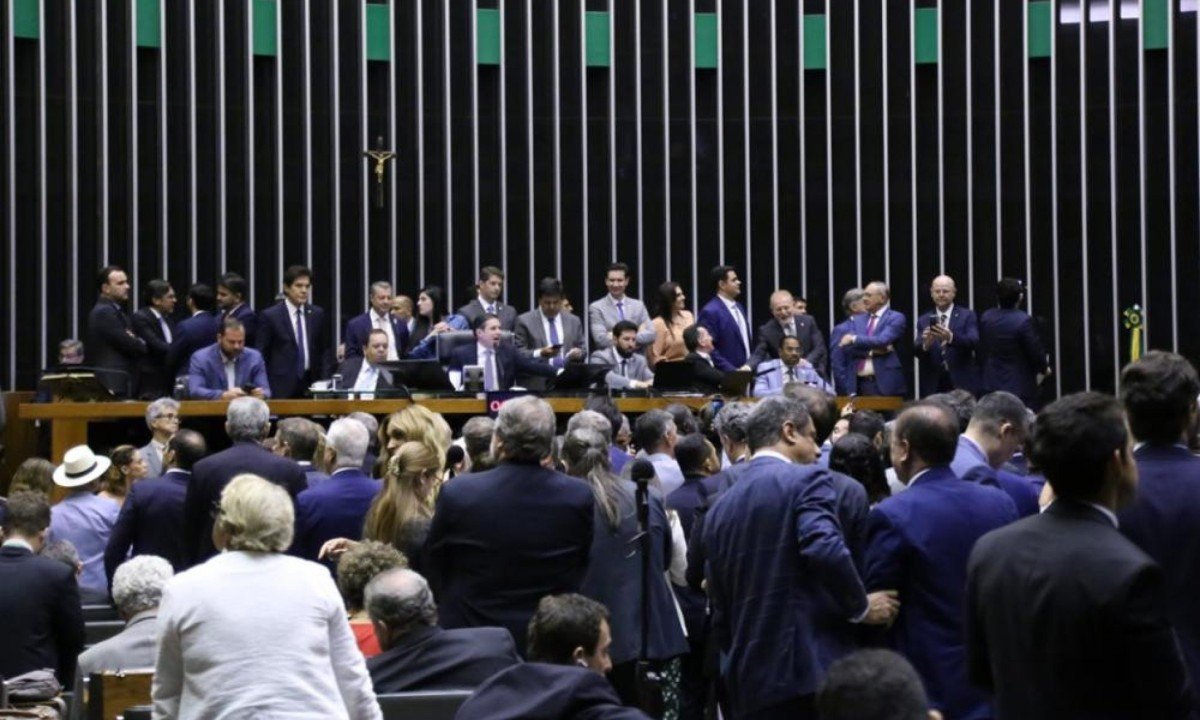 Oposição suspende recesso e convoca coletiva para tentar derrubar Alexandre de Moraes