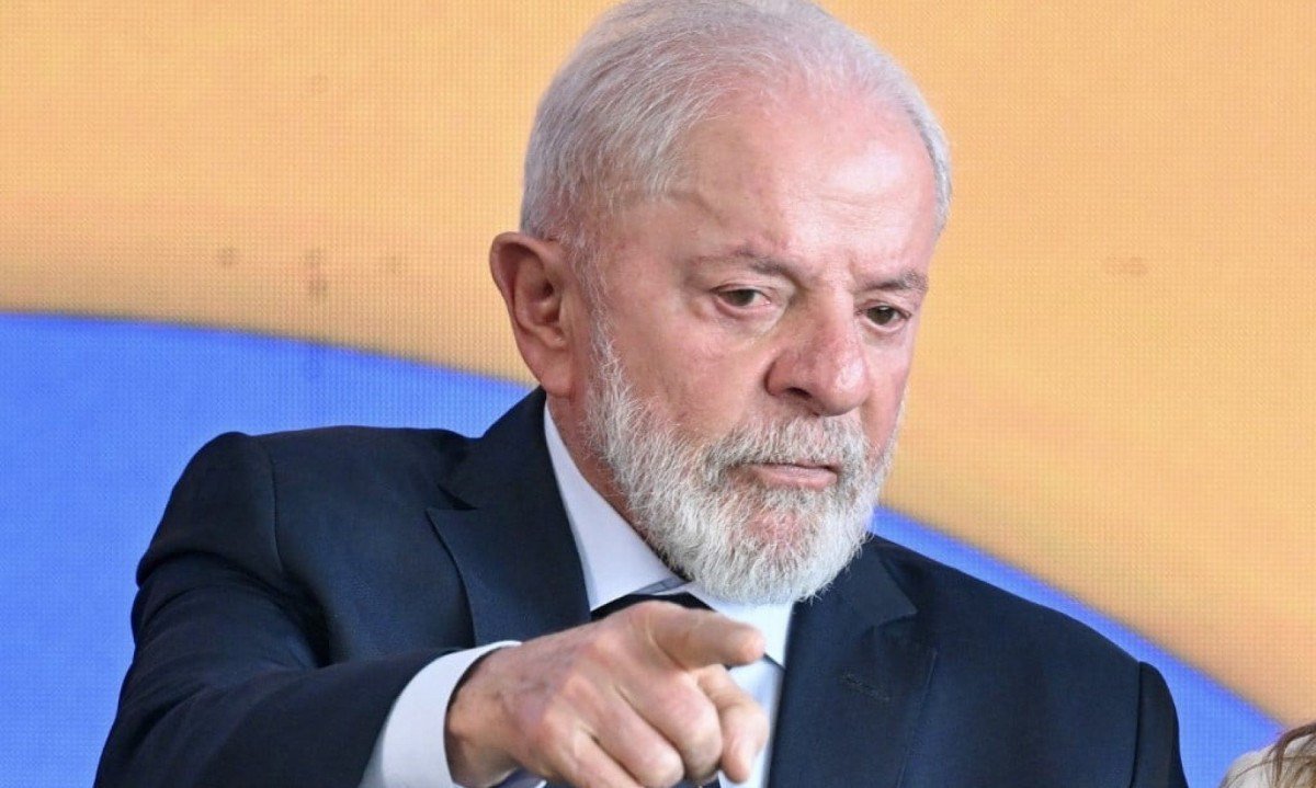 Em vez de chorar, caia na realidade, diz Lula sobre Bolsonaro virar réu no STF