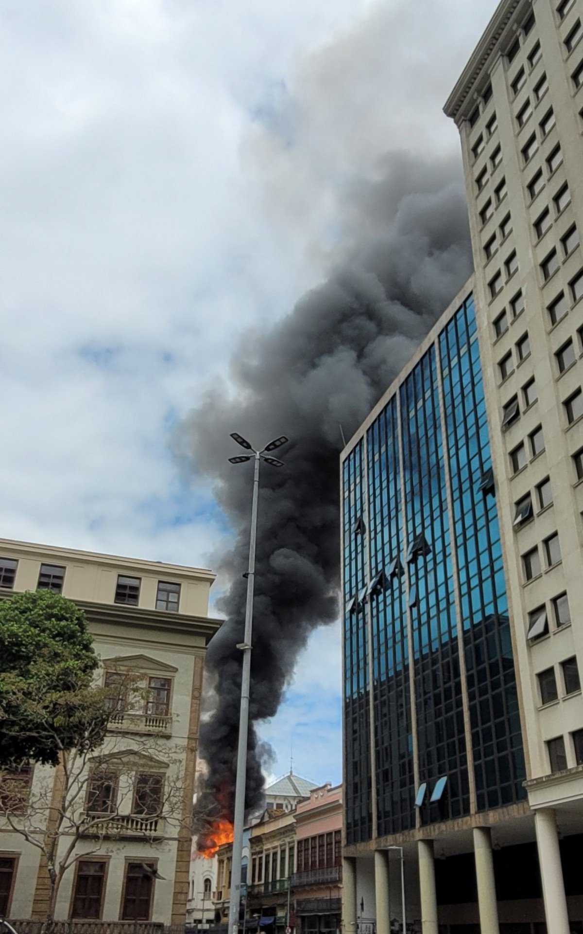 Sobrado pega fogo no Centro do Rio em frente ao prédio da UFRJ