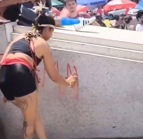 Mulher picha monumento histórico durante protesto contra PL da Dosimetria em Belo Horizonte e é detida