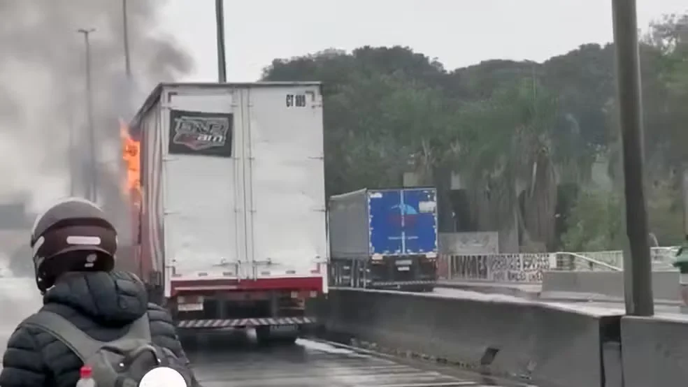 Caminhões são incendiados na Avenida Brasil durante ação policial na Zona Norte do Rio