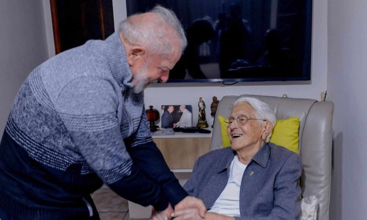 Morre Dom Angélico Sândalo, aliado de Lula