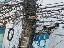 Os “fio de Macaé” – Excessos de fios soltos, arrebentados e embolados espalhados pela cidade