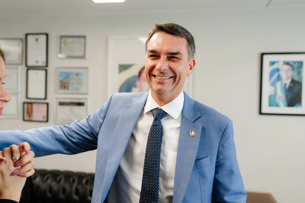 Flávio Bolsonaro aposta em endurecimento penal e presídios de segurança máxima em plano para combater o crime