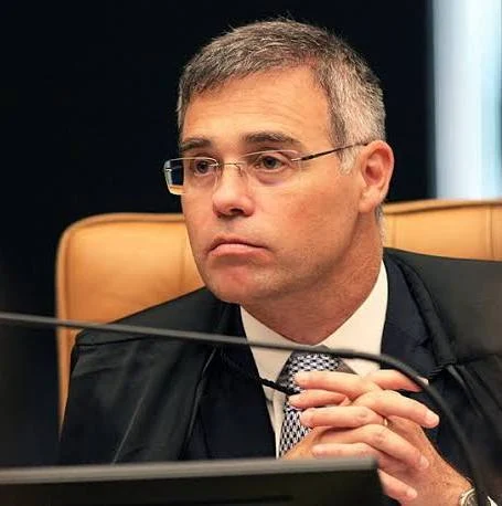 Mendonça abre mão do recesso e mantém análise de prisões em casos de fraude no INSS