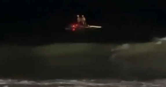 Bombeiros fazem buscas por jovem desaparecida no mar em Macaé