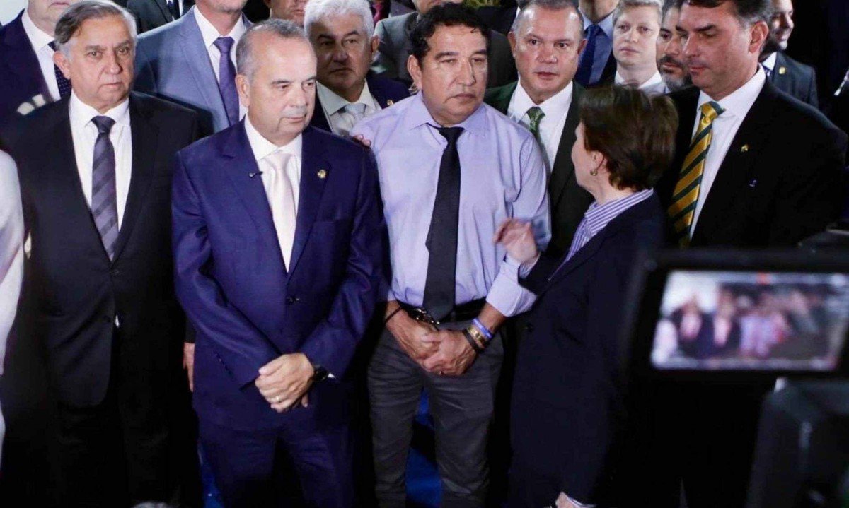 Com 41 assinaturas, oposição protocola pedido de impeachment contra Moraes no Senado