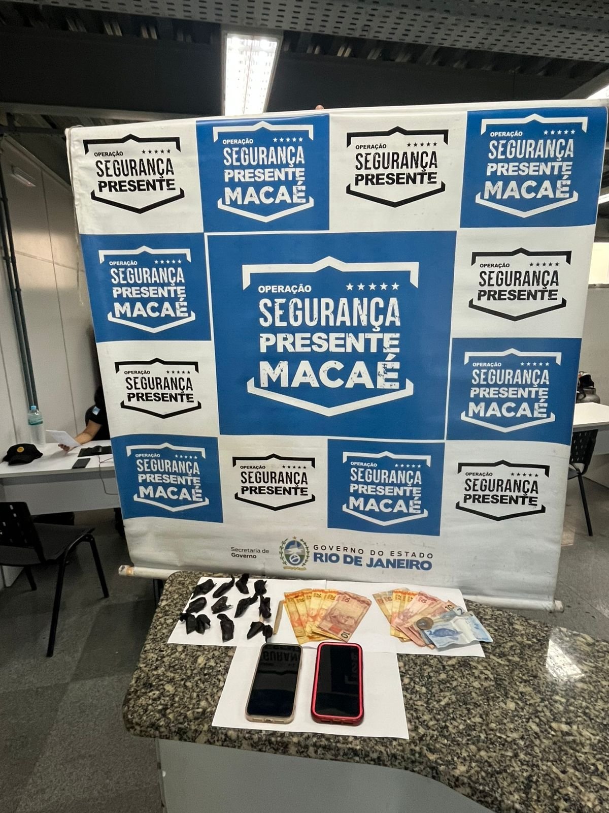 Ação policial no Centro termina com mulher presa por tráfico e menor apreendido
