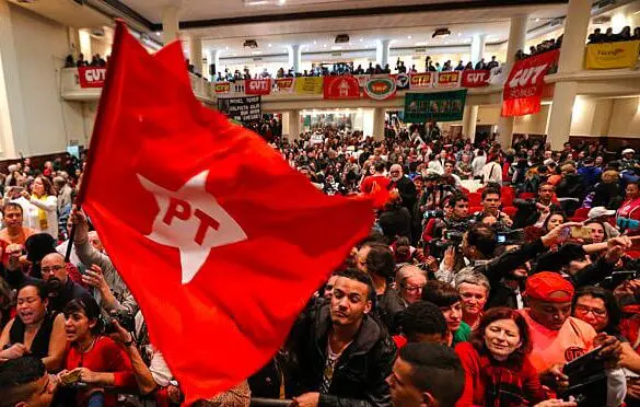 Com voto impresso e contagem manual, militantes do PT decidem novo presidente da sigla
