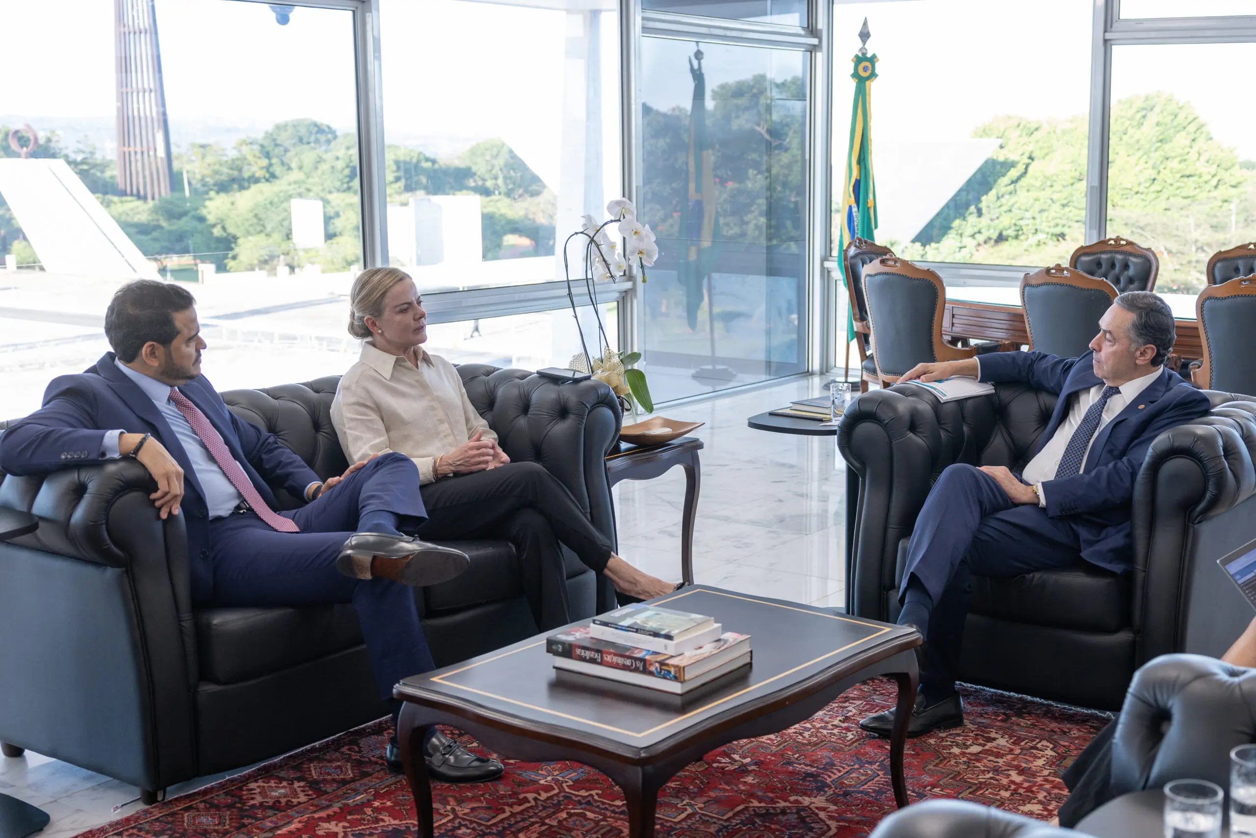 Barroso recebe Gleisi e Jorge Messias em “visita de cortesia” ao STF