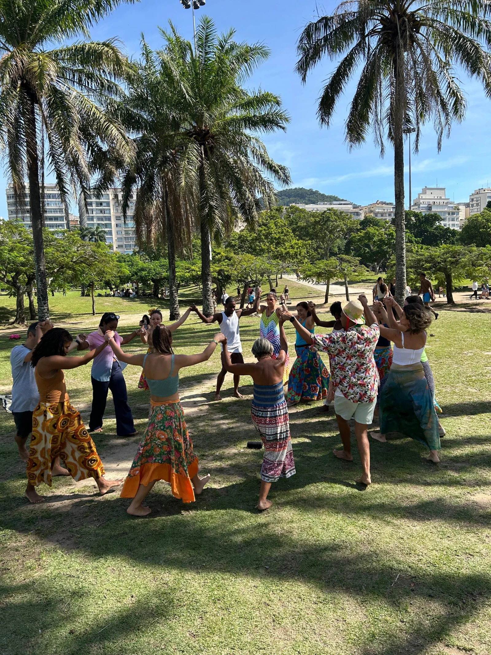 “Encontros Dançantes” propõem vivência cultural ao ar livre com danças brasileiras e conexão entre pessoas