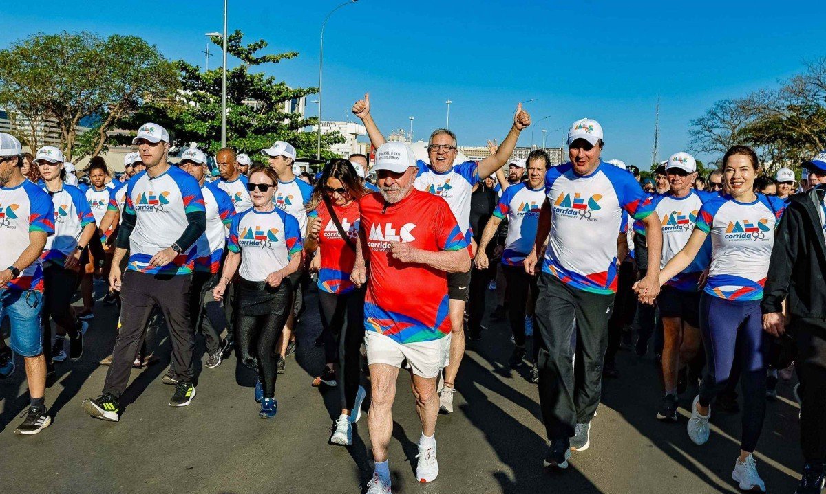 Lula provoca bolsonaristas após caminhada: ‘Aqui não tem motociata’