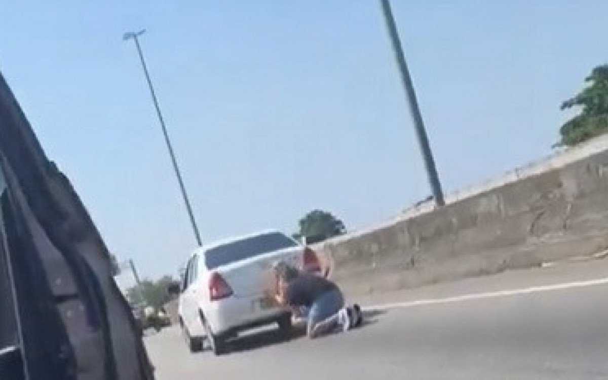 Motoristas se escondem atrás de carros em meio a tiroteio na Avenida Brasil
