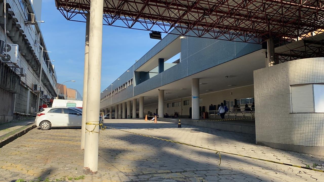 Hospital Souza Aguiar suspende atendimento após chuva causar danos à estrutura