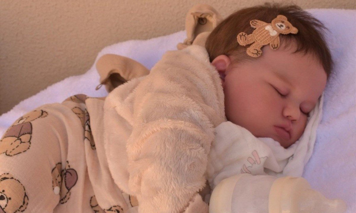 Homem agride bebê de 4 meses ao confundi-lo com bebê reborn