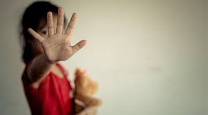 Mãe é indiciada por forçar filha de 12 anos a se prostituir
