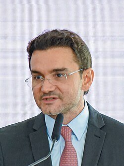 Ministro do Turismo vira alvo de críticas após denúncia sobre aluguel pago por partido a empresa de sua família