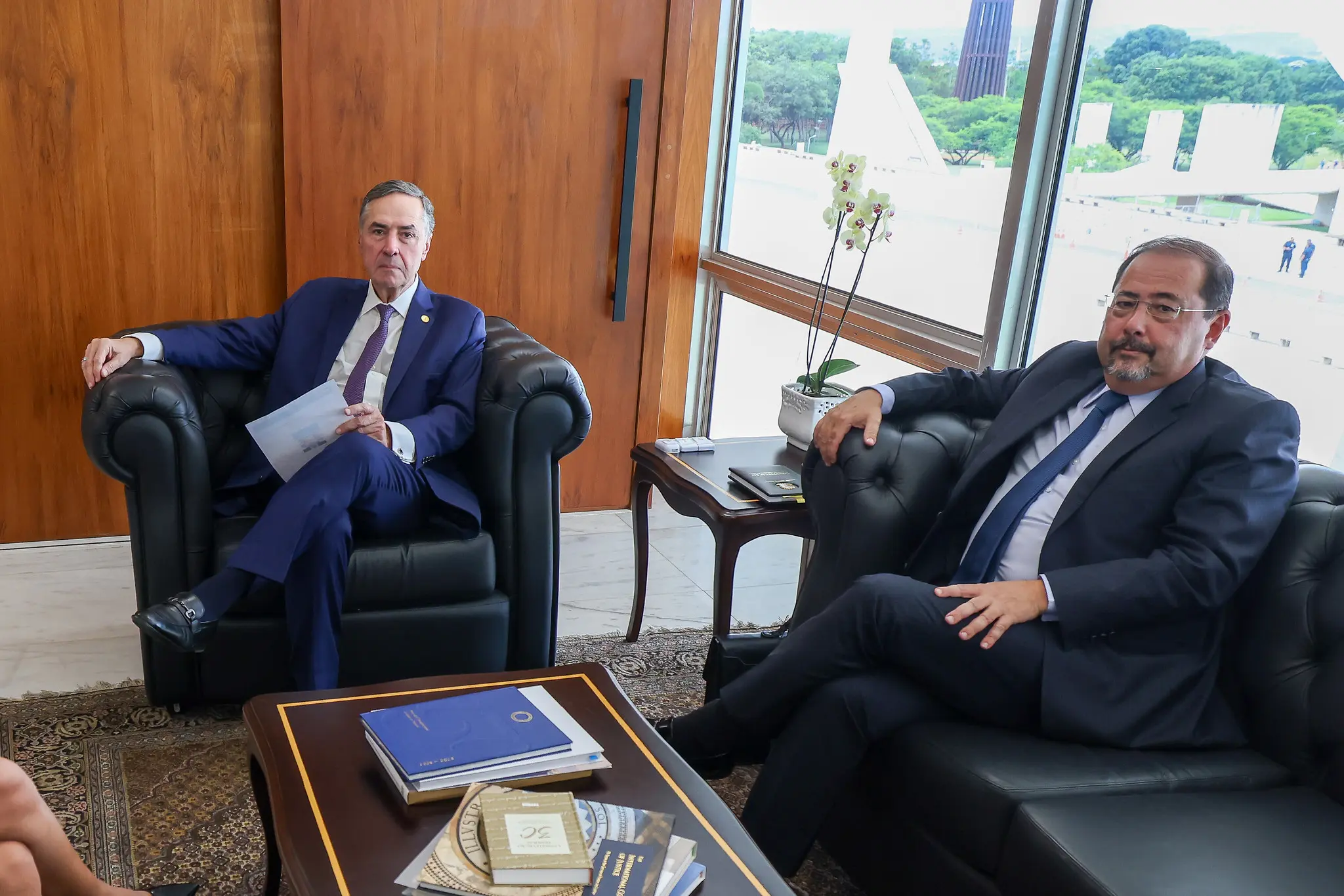 Defesa de Bolsonaro pedirá impedimento de Zanin e Dino em julgamento