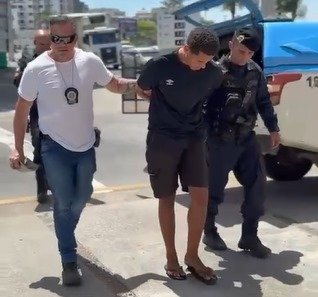Polícia Civil e 32º BPM prendem traficante e apreendem drogas na Favela da Linha, em Macaé