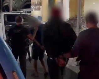 Polícia Civil em conjunto com a Polícia Militar prendem traficantes na Favela da Linha em Macaé