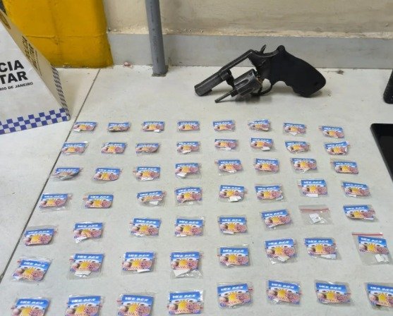 Três suspeitos são detidos com arma e drogas em Tamoios, distrito de Cabo Frio