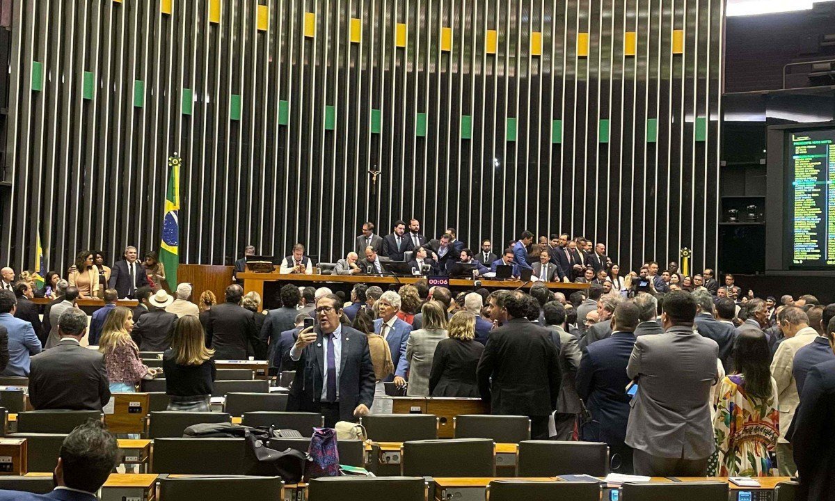 Câmara dos Deputados aprova urgência de projeto da anistia
