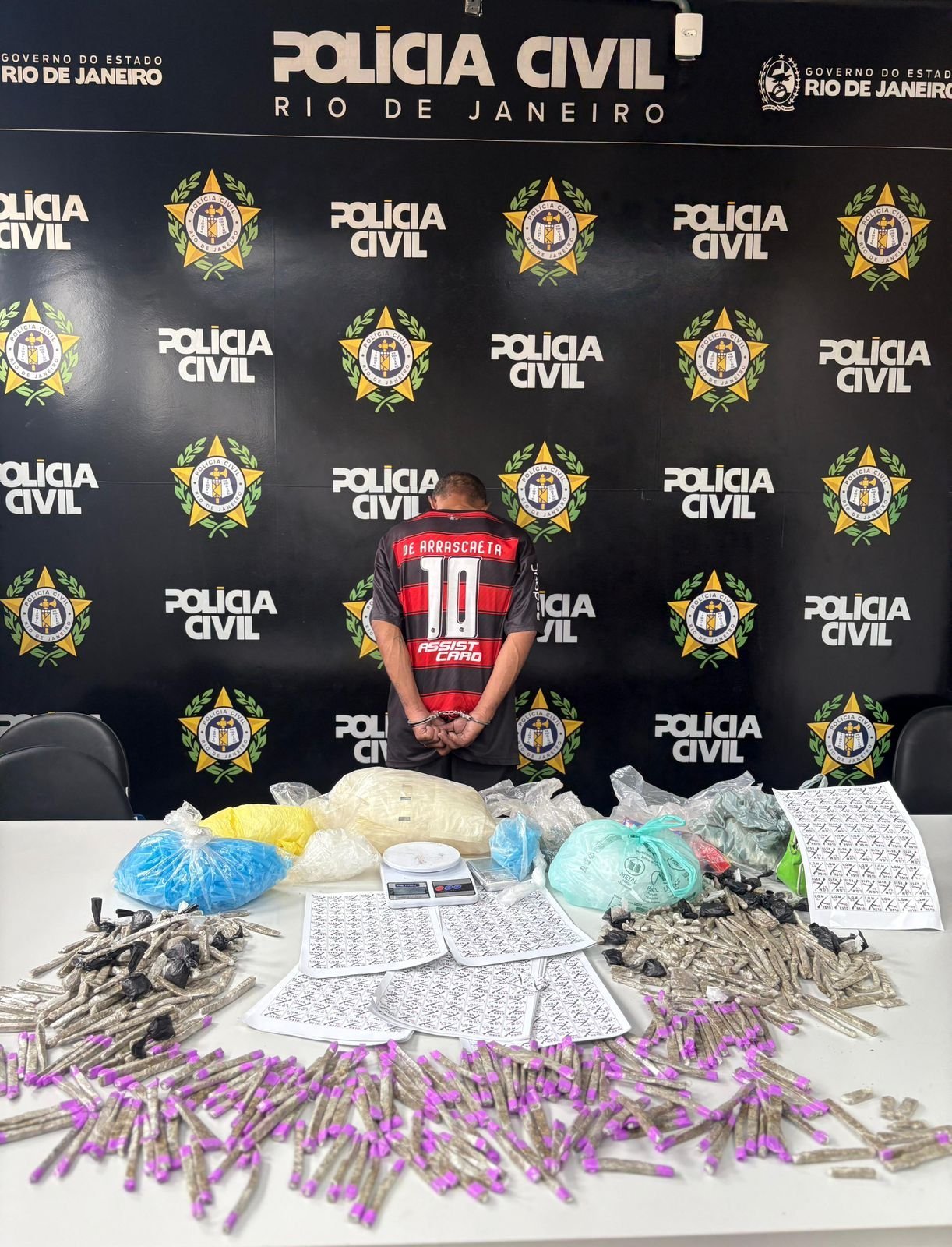 Polícia Civil apreende tonel de drogas e prende traficante do Comando Vermelho em Macaé
