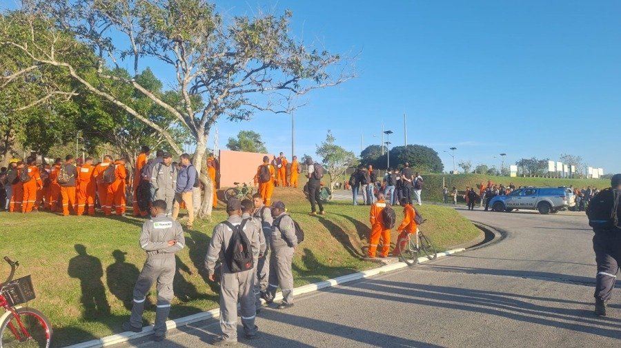 Trabalhadores da LCD cobram atrasados e outros direitos em protesto no Terminal Cabiúnas em Macaé – Norte do Estado do RJ