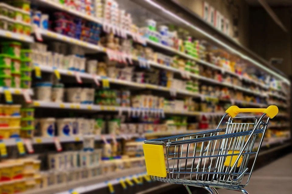 Preços dos alimentos disparam e pesam na inflação de março