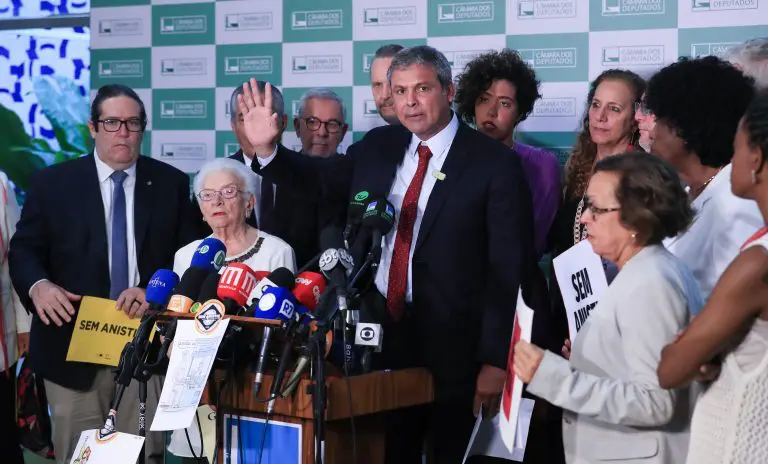 Governistas comemoram denúncia e pedem prisão de Bolsonaro