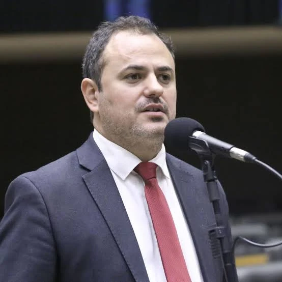 Deputado Glauber Braga é retirado da presidência da Câmara em meio a protesto