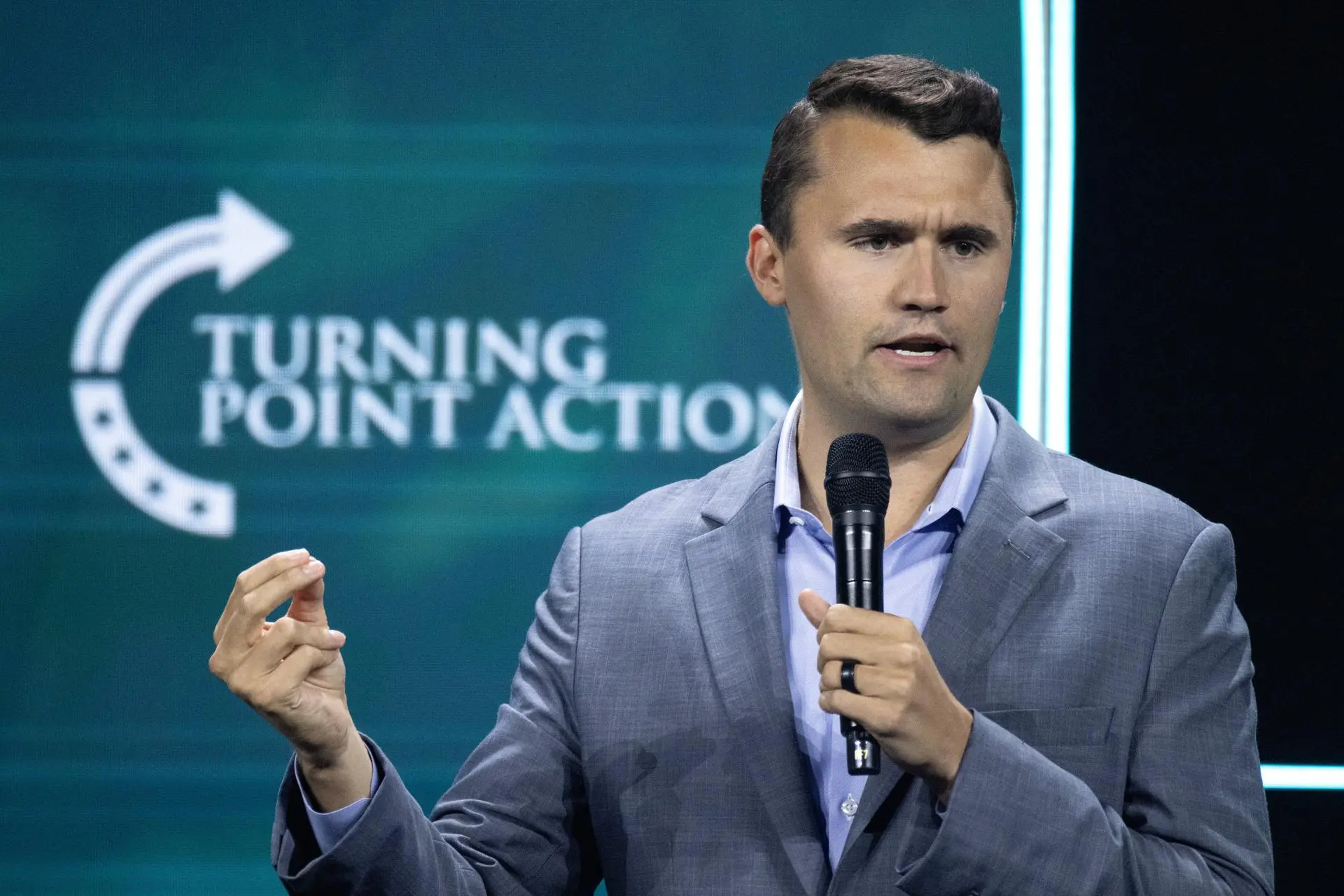 Charlie Kirk, aliado de Trump, é gravemente baleado durante evento em universidade dos EUA