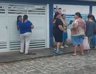 UBS do Novo Cavaleiros fechada deixa moradores à espera sob chuva e revolta população