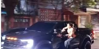Mulher fica pendurada no carro do marido após flagrar traição